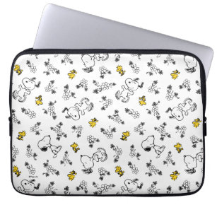 Peanuts   Snoopy & Woodstock B&W Flower Pattern Laptop Sleeve
