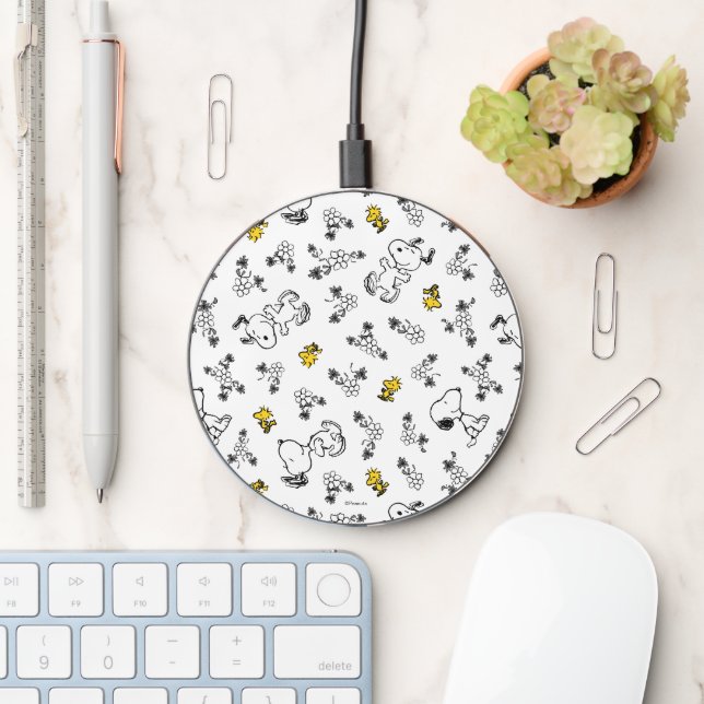 Peanuts | Snoopy & Woodstock B&W Flower Pattern Wireless Charger (Desk)
