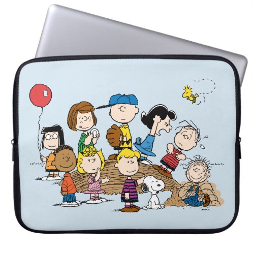 Peanuts  The Gang at the Pitchers Mound Laptop Sleeve