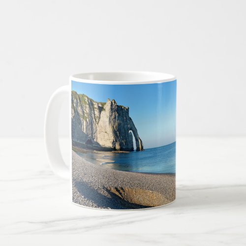 Pebble beach and cliff of Etretat in France Postca Coffee Mug