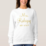 Personalized Mrs Newlywed Custom Gift for Bride Sw Sweatshirt<br><div class="desc">mr and mrs modern anniversary,  bride and groom elegant established,  honeymoon beach trip just married,  calligraphy script newly weds,  couple gift for her bride,  custom engagement bridal shower gifts,  wedding present for bride birthday,  last name recently engaged modern,  fiance bachelorette party sweatshirt,  personalized mrs est newlywed sweater gold</div>