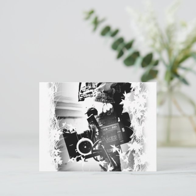 Pessoa Segurando uma cumera dslr Preta Postcard (Standing Front)