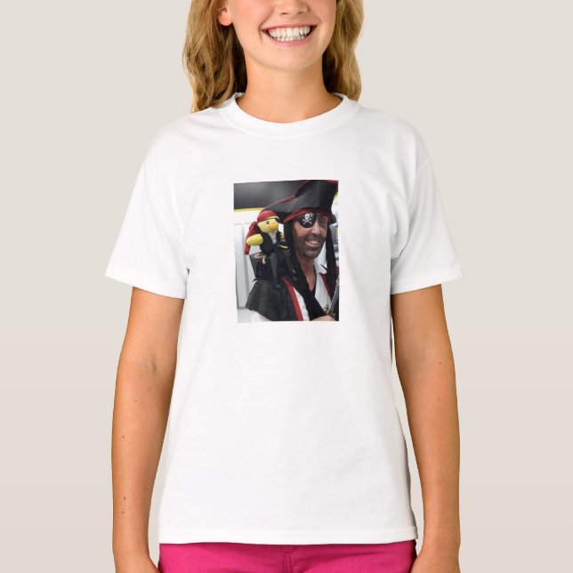 Pirates don't need parrots T-Shirt (Front)