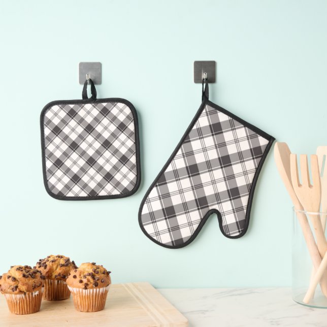 Plaid Black and White  Oven Mitt & Pot Holder Set (Insitu(Hanging))