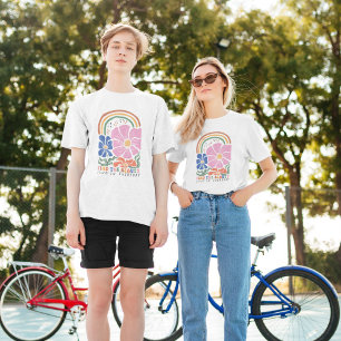 Playera Cita de inspiración del arcoiris floral retro boho
