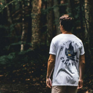 Playera Fogata de camping de Guay bajo las montañas Stars