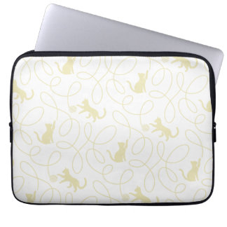 Playful Cat and Yarn Ball Pattern Light Beige Laptop Sleeve