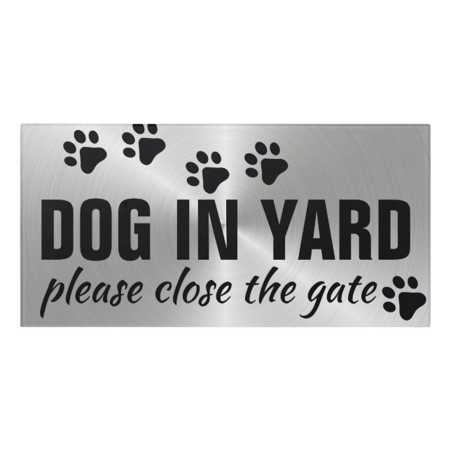 Please Close The Gate | Dog in Yard Door Sign (Classic Front)