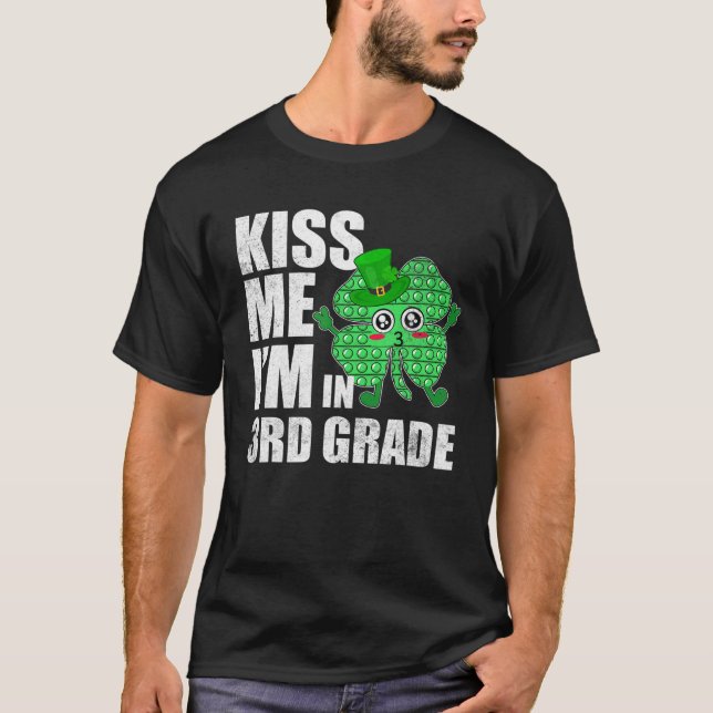 Pop It Kiss Me I'm In 3Rd Grade St Patrick Day Sha T-Shirt (Front)