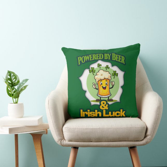 Powered by Beer St Patrick’s Day Shirt – almofada Throw Pillow (Chair)