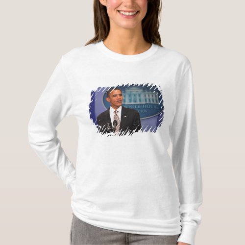 President Barack Obama makes an announcement T_Shirt