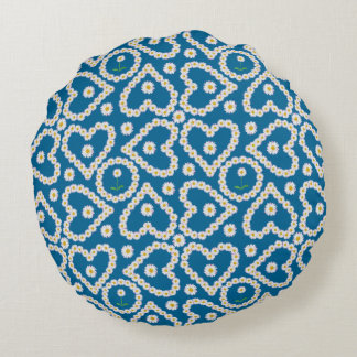 Pretty Heart-shaped Daisy Chains on Blue, Round Pillow
