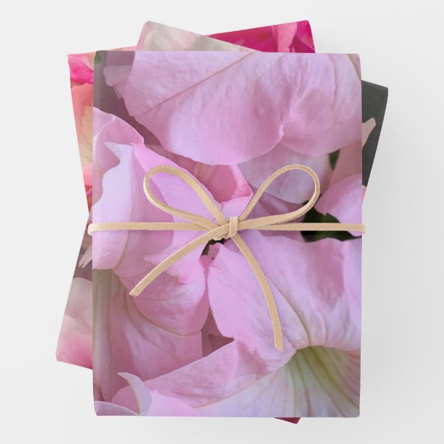 Pretty pink flowers  wrapping paper sheets (In situ)