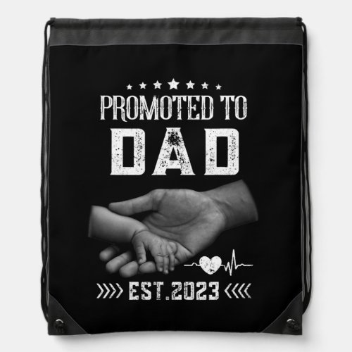 Promoted to dad est 2023 Soon To Be Dad 2023  Drawstring Bag
