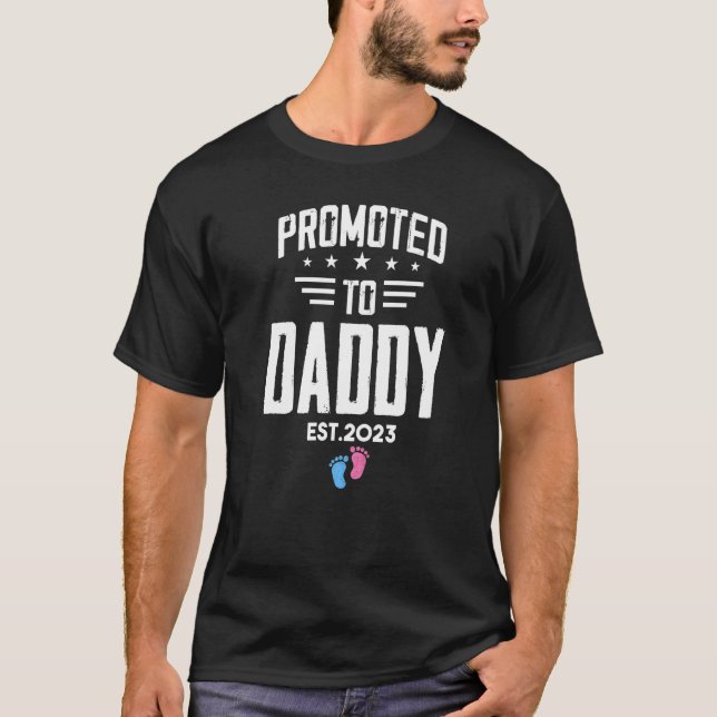 Promoted To Daddy 2023 Pregnancy Reveal Pink Or Bl T-Shirt (Front)