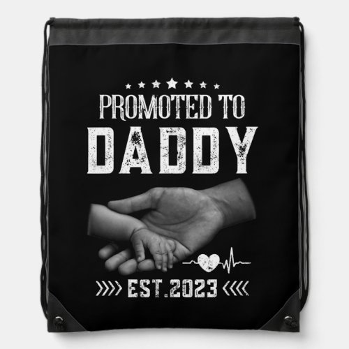 Promoted to daddy est 2023 Soon To Be Dad 2023  Drawstring Bag