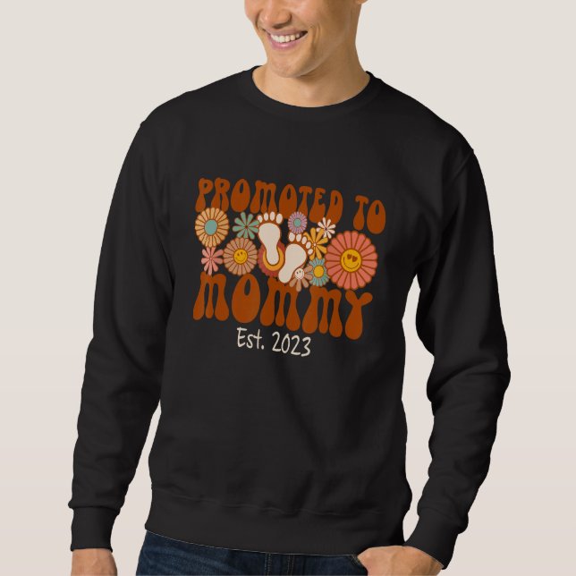 Promoted To Mommy 2023 Groovy Pregnancy Announceme Sweatshirt (Front)