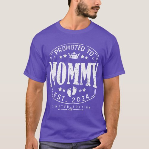 Promoted to Mommy 2024 Pregnancy Announcement Mom  T_Shirt