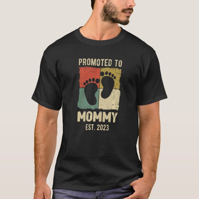 Promoted to Mommy Est 2023 Baby Feet Pregnancy Ann T-Shirt (Front)