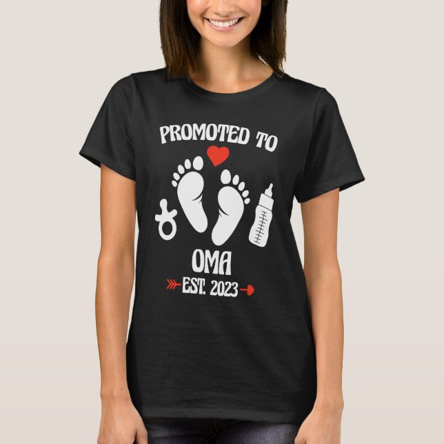 Promoted To Oma 2023 First Time New Grandma Pregna T-Shirt (Front)