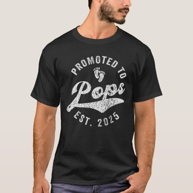 Promoted to Pops Est 2025 Firstime Grandpa friends T-Shirt (Front)