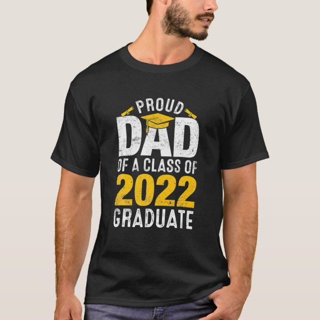 Proud Dad Of A Class Of 2022 Graduate Family Gradu T-Shirt (Front)