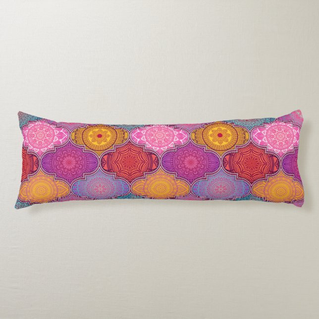 Quatrefoil pattern body pillow (Front)