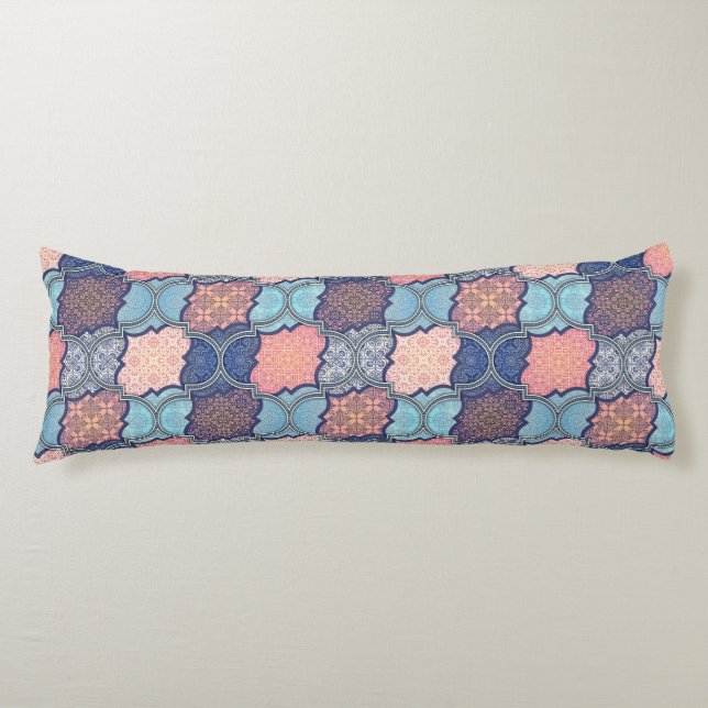 Quatrefoil pattern body pillow (Front)