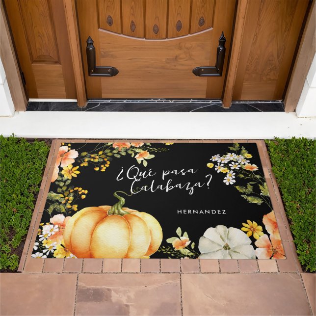 ¿Qué pasa Calabaza? | Family Name Monogram Doormat (Outdoor)