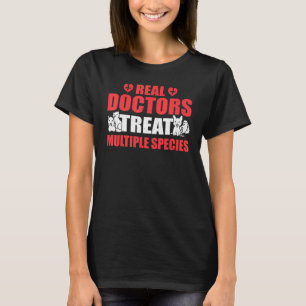 Real doctors treat multiple species u2013 Vet vete T-Shirt