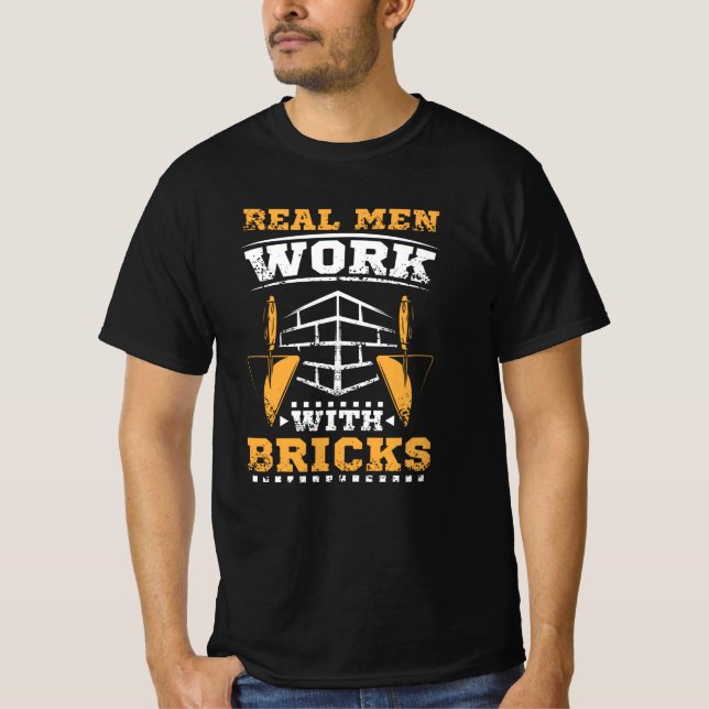 Real men work with bricks, bricklayer T-Shirt (Front)
