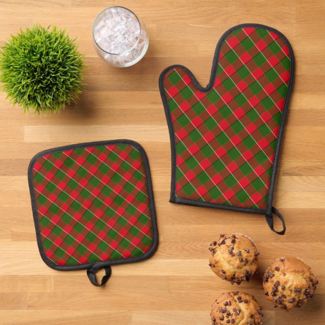 Red And Green Plaid Christmas Oven Mitt & Pot Holder Set (Top Down)