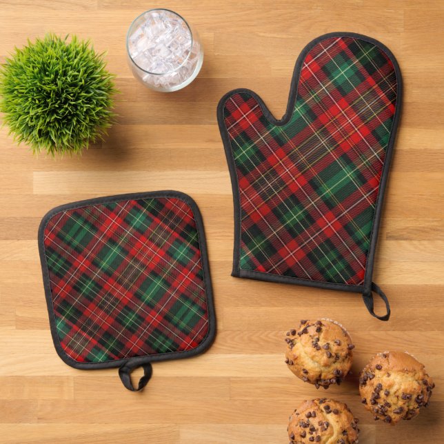 Red and Green Tartan Plaid Oven Mitt & Pot Holder Set (Top Down)