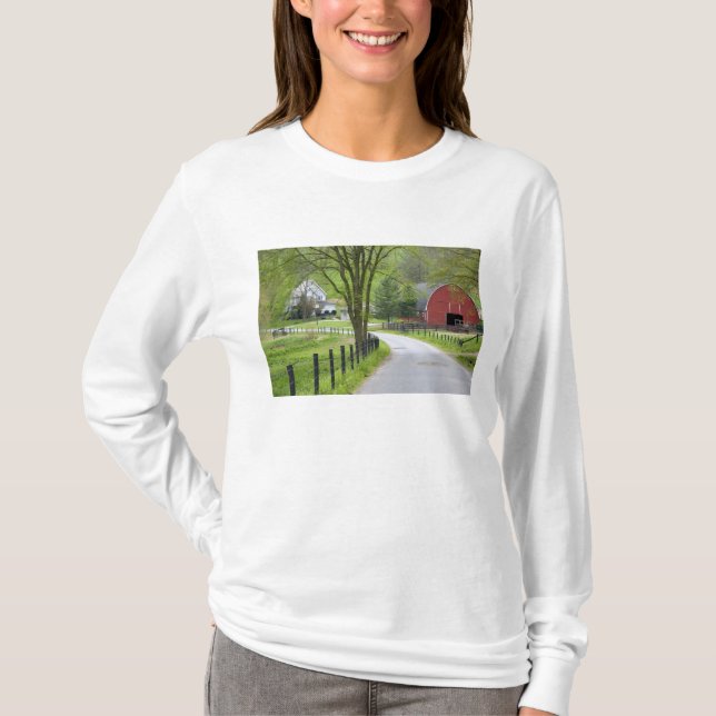 Red barn and farm house near Berlin, Ohio. T-Shirt (Front)