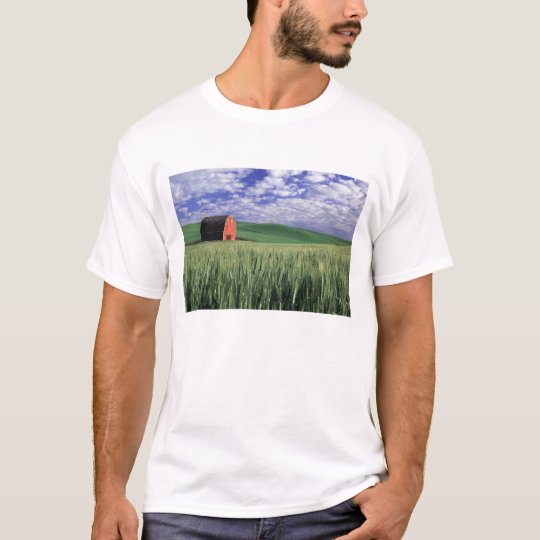 Red barn in wheat & barley field in Whitman T-Shirt