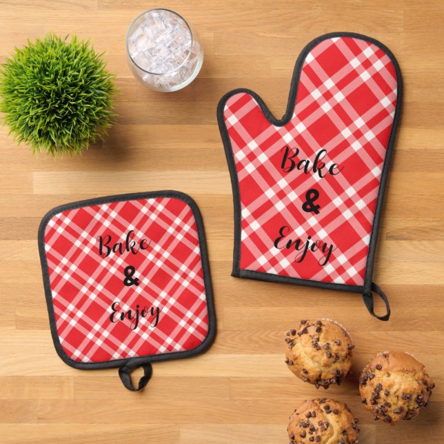 Red Checkered Bake Enjoy baker gift Oven Mitt & Pot Holder Set (Top Down)