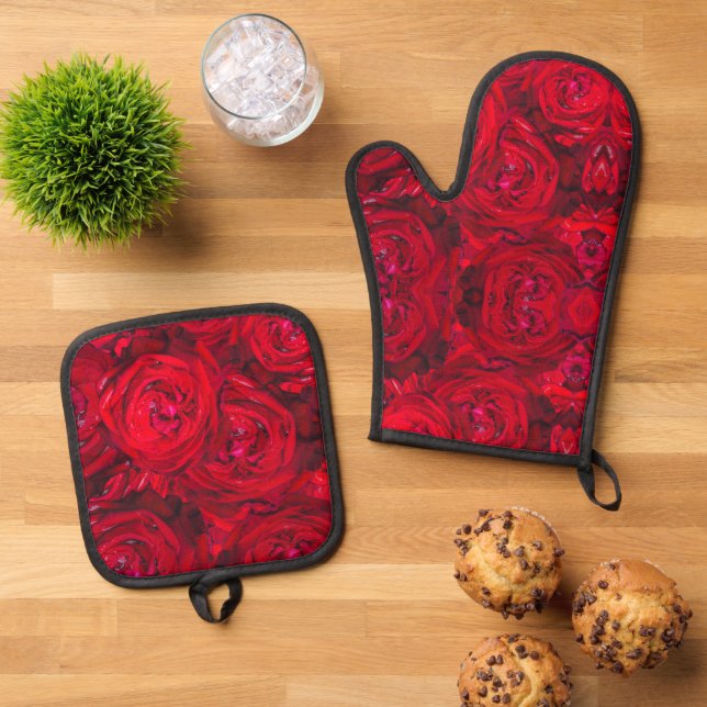 Red rose blossoms with dewdrops - photography oven mitt & pot holder set (Top Down)
