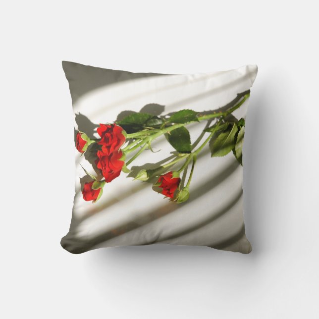 Red roses throw pillow (Front)