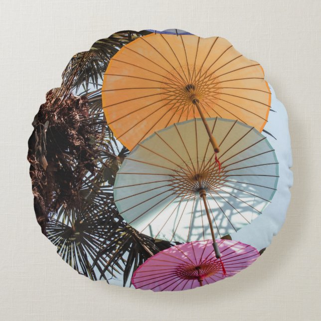Red umbrella on green tree round pillow (Front)