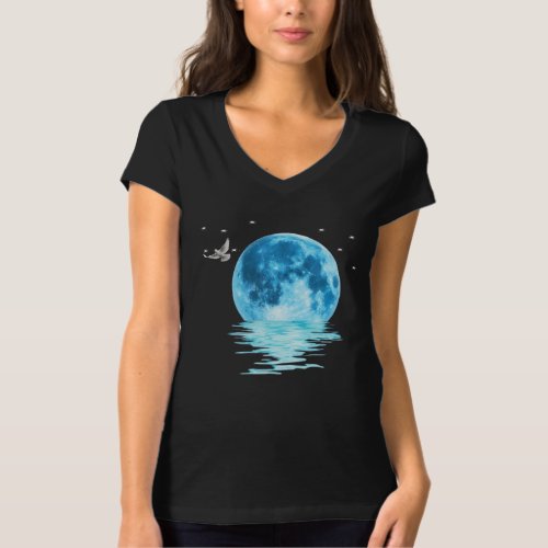 Reflection of the blue moon on the ocean T_Shirt