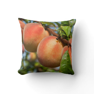 Reife Weingartenpfirsiche Throw Pillow