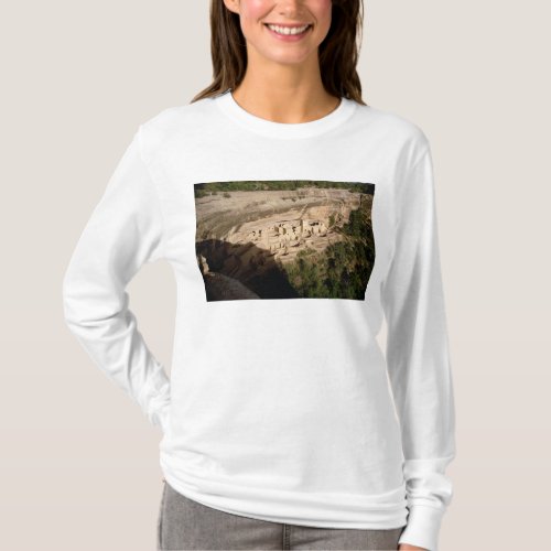 Remains of Pueblo Indian cliff dwellings T_Shirt