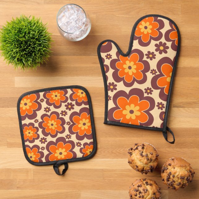 Retro 1960s Style Floral Pattern Oven Mitt & Pot Holder Set (Top Down)