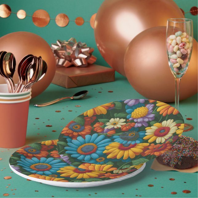 Retro 70s style colorful daisies  paper plates (Multi)