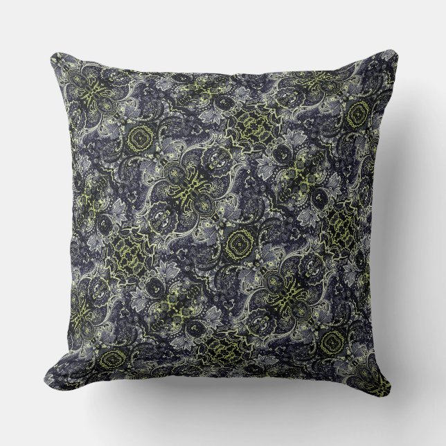 Retro damask pattern throw pillow (Front)