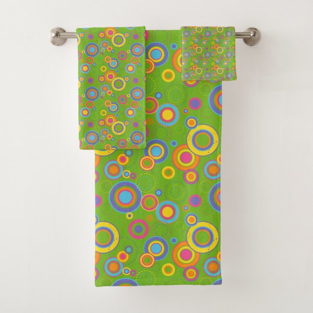 Retro Mod Circles on Green Bath Towel Set (Insitu)