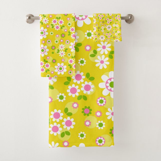 Retro Mod Flowers Yellow & White Bath Towel Set (Insitu)
