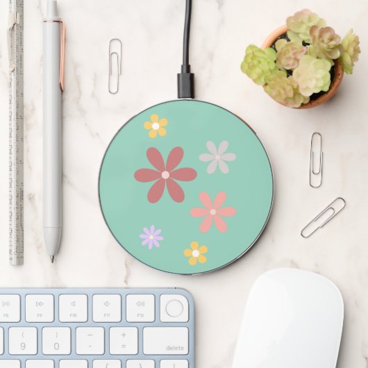 Retro Multi-Colored Daisy Pattern Wireless Charger (Desk)