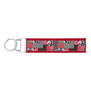 Retro Patchwork Floral Quilt Pattern Wrist Keychain