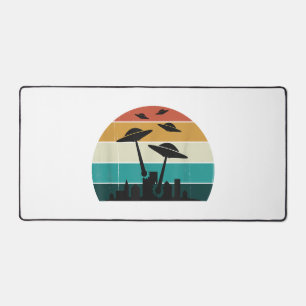 Retro UFO Attack Sunset - Cool Vintage Flying Sauc Desk Mat